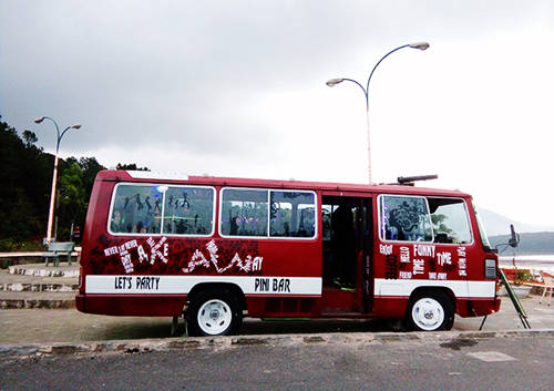 Chiếc xe bus bụi bặm này vừa là không gian chính của quán, là nơi để khách lựa chọn các món nước. Ảnh: Phong Vinh