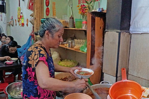 Người phụ nữ gốc Ấn bán bò kho 16 năm ở Sài Gòn. Ảnh: Di Vỹ.