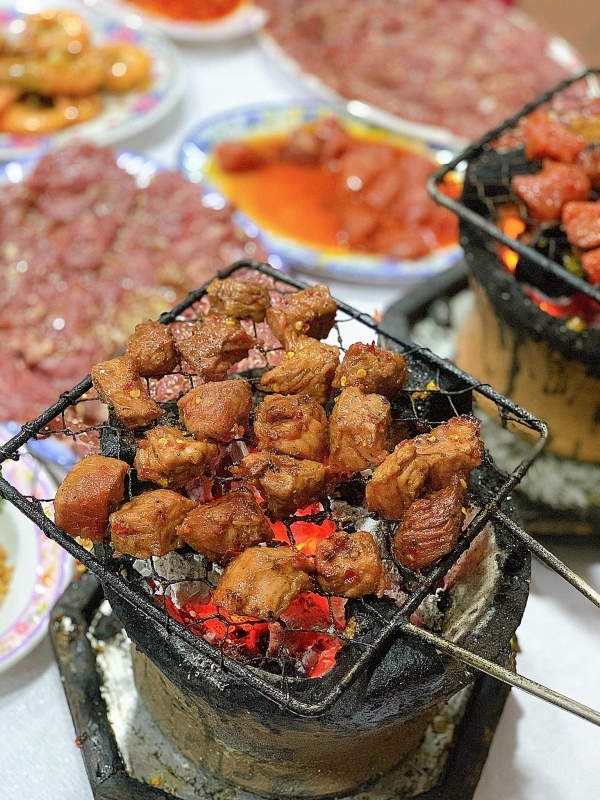 Trải nghiệm nướng bò nướng Lạc Cảnh Nha Trang trên bếp than