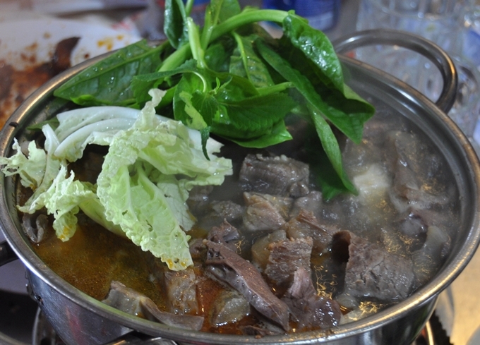 Nồi lẩu bò Dã Chiến tại quán bò tơ Dã Chiến
