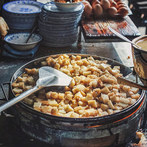 Các nguyên liệu để làm nên món ăn được người trong gia đình chuẩn bị mỗi ngày. Bột bánh là thứ quyết định độ ngon của món ăn. Bột sau khi chiên phải mềm mà không nhão, để lâu không bị cứng.  Ngoài hai nguyên liệu chính là bột và trứng, món ăn dọn ra còn có hành lá, tóp mỡ.