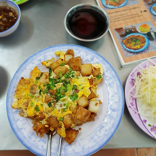 Quán mở cửa từ 16h mỗi ngày nhưng từ 17h đã đông đúc, có khi không còn chỗ ngồi. Ngoài món bột chiên nổi tiếng, thực đơn của quán còn có gỏi khô bò, bánh hẹ, nui chiên, khoai môn, há cảo... Gỏi khô bò giá 20.000 đồng một đĩa.