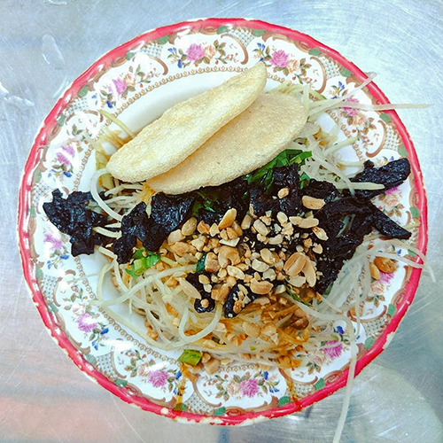 Giống như các hàng quán khác ở Sài Gòn, bột chiên ở địa chỉ này cũng có thêm nước tương và gỏi đu đủ ăn kèm. Nước tương ở quán thơm, sợi đu đủ giòn và chua vừa phải. Chan thứ nước sóng sánh lên đĩa bánh rồi lấy muỗng xắn từng miếng bột nhỏ, ăn kèm đu đủ, bạn sẽ cảm nhận được hương vị trọn vẹn của món ăn. Giá cho một suất ăn là 26.000 đồng.  Chị Hoàng Nhi (TP HCM) là khách quen ở đây suốt 5 năm qua chia sẻ: "Tôi rất thích món bột chiên và từng ăn ở rất nhiều quán khác nhau. Tôi thấy bột ở đây chiên giòn bên ngoài mà vẫn mịn bên trong, nước chấm vừa vị".