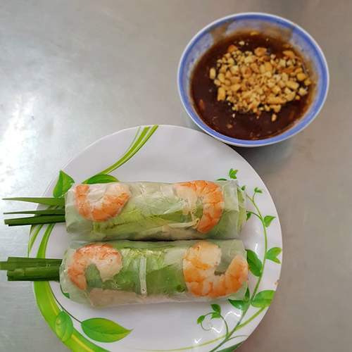 Gỏi cuốn cũng là món được lòng nhiều thực khách. Mỗi chiếc giá 7.000 đồng.