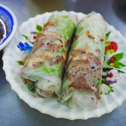 Bò bía mặn ở quán này được làm từ xà lách, củ sắn, lạp xưởng và tôm khô, được nhiều khách đánh giá là hợp khẩu vị, giá 4.000 đồng một cuốn. Quán cũng phục vụ nhiều loại nước giải khát như rau má, cam vắt, sữa tươi, chanh muối, nước ngọt...