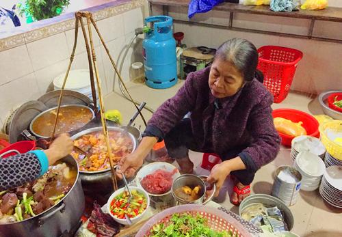 Trải nghiệm tự phục vụ độc đáo tại quán bún bò mệ Kéo Huế