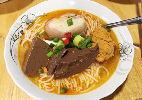 Tô bún bò mệ Kéo đầy đủ màu sắc hấp dẫn