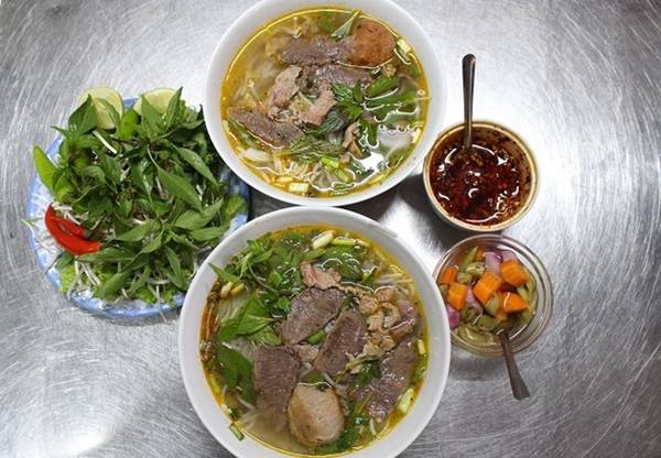 Tô bún bò Đà Nẵng nóng hổi ăn kèm rau sống, hành tím ngâm và sa tế
