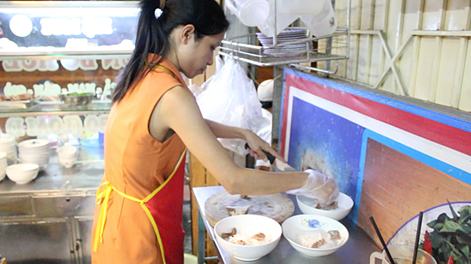 Bí quyết giữ thịt tươi trong quán bún bò Đà Nẵng