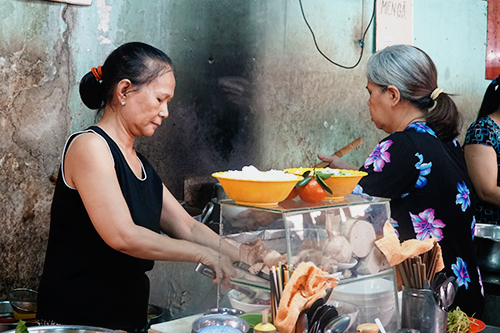 Bà Hương (bên trái ảnh) và bà Hiền cùng đứng bếp tại quán bún bò Huế Sài Gòn