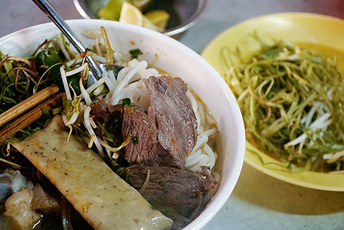 Suất bún bò Huế Sài Gòn đầy đủ có giá 30.000 đồng