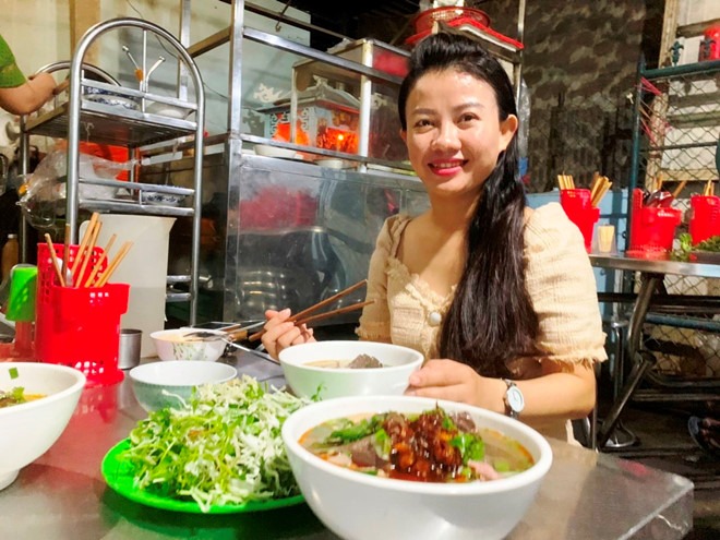 Thực khách ngồi ăn bún bò Huế đêm ấm cúng trong con hẻm nhỏ