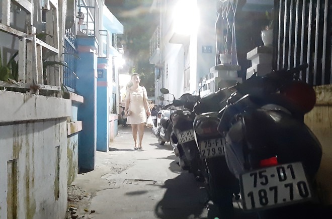 Dãy xe máy của khách ăn bún bò Huế xếp dài trong hẻm