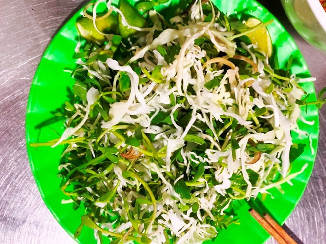 Đĩa rau sống ăn kèm bún bò Huế tươi xanh sạch sẽ