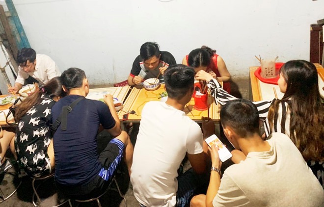 Khung cảnh tấp nập của quán bún bò Huế chị Ty lúc nửa đêm