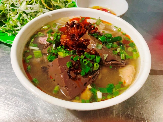 Tô bún bò ba chỉ đặc sắc của quán chị Ty trong hẻm 33 Nguyễn Công Trứ. Ảnh: Bùi Ngọc Long