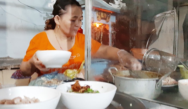Chị Ty luôn bận rộn để có những tô bún ngon cho khách  Ảnh: BNL