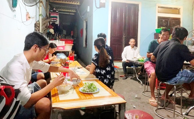 Quán bún chị Ty có đầy đủ các loại bún đặc trưng của Huế như: bún bò gân, chả cua, giò heo, huyết mềm (huyết vịt)… nhưng loại bún mà thực khách ưa thích nhất vẫn là tô bún heo ba chỉ. Đó là loại thịt heo có đủ cả 3 thành phần mỡ, nạc, gân thơm giòn khiến cho tô bún ngon đặc biệt.