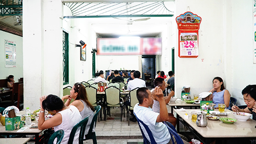 Không gian quán là một gian nhà lớn, bàn ghế xếp đặt gọn gàng. Ảnh: Di Vỹ.