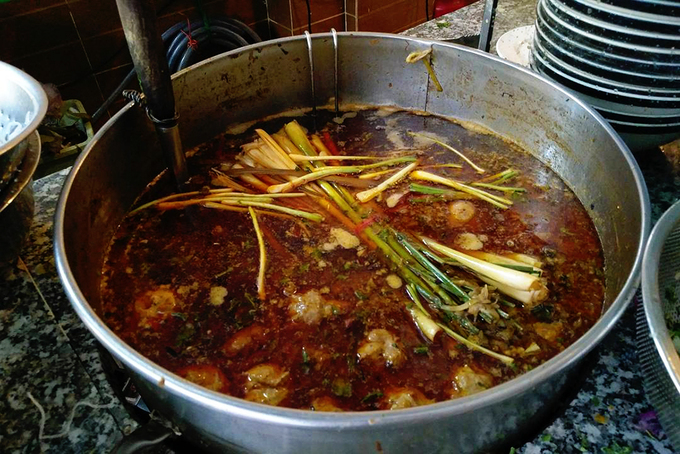 Gian bếp của quán bún bò Huế Bùi Viện đặt ngay lối đi nên thực khách có thể ngửi thấy mùi thơm thoang thoảng ngay từ bước chân đầu tiên. Nước lèo được nấu từ nhiều loại gia vị, hầm thêm xương để vị đậm đà.