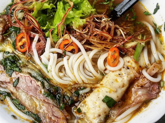 Khác với nhiều quán bún bò ở Sài Gòn, cọng bún tại quán bún bò Huế Bùi Viện nhỏ, dài và mềm tạo cảm giác đỡ ngán khi ăn.