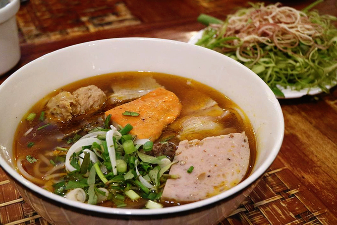 Tô bún bò Huế Bùi Viện lớn có giá 72.000 đồng, tô nhỏ giá 62.000 đồng. Món ăn sẽ không ngon nếu thiếu rau muống chẻ sợi, rau chuối bào, giá cọng. Thực khách có thể yêu cầu rau trụng hoặc để sống tùy sở thích.