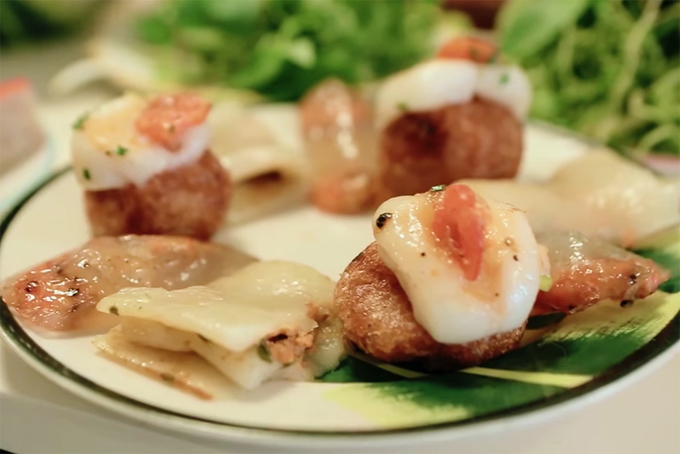 Ngoài bún bò Huế Bùi Viện, địa chỉ này còn phục vụ các món ăn vặt như bánh bột lọc, bánh nậm, bánh ram, chả bò chiên, bánh bèo chén với giá từ 40.000 đồng một phần.
