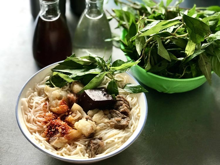 Tô bún bò rau răm Phan Thiết giá 30.000 đồng
