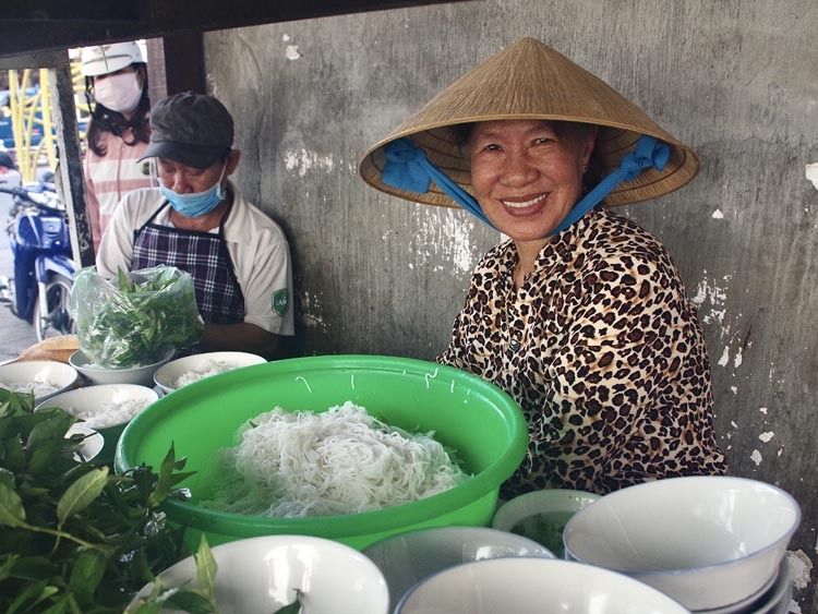 Cô Thành tiếp quản quán bún bò rau răm gia truyền