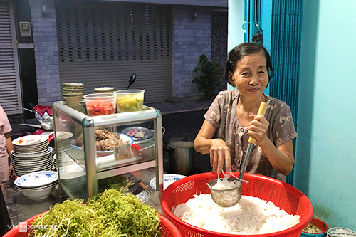 Bà Thao là bếp trưởng trong quán bún bò xí quách tại Sài Gòn