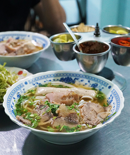 Suất bún bò xí quách đầy đặn giá 40.000 đồng tại Sài Gòn