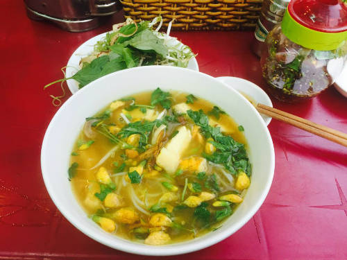Quán bún cá Châu Đốc ở vỉa hè Sài Gòn