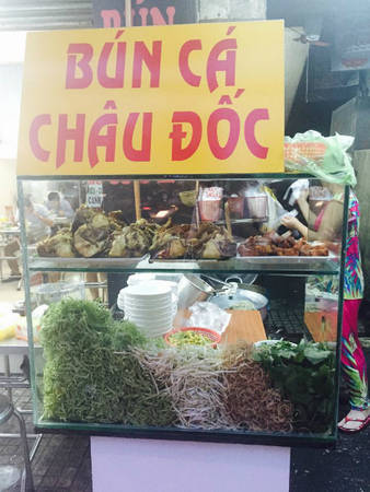 Quán tuy lề đường nhưng khá sạch sẽ. Ảnh: Thảo Nghi