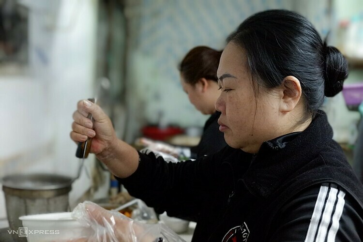 Bà Hằng chần bún cho thực khách tại quán bún cá Thái Bình.