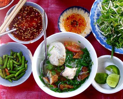 Thưởng thức bún chả cá Nha Trang chuẩn vị bản địa với rau sống và mắm ớt cay nồng