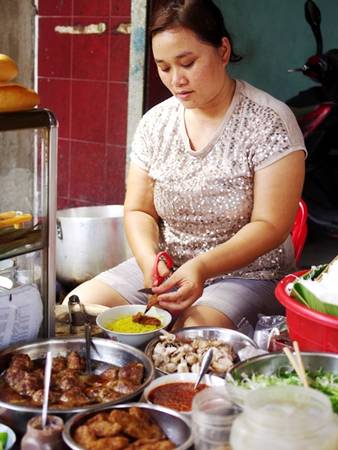 Góc quán bún chả cá Nha Trang bình dân vỉa hè chợ Xóm Mới