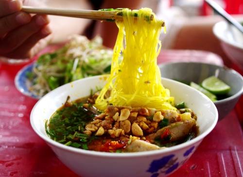 Mì Quảng Nha Trang hấp dẫn bên cạnh món bún chả cá Nha Trang truyền thống