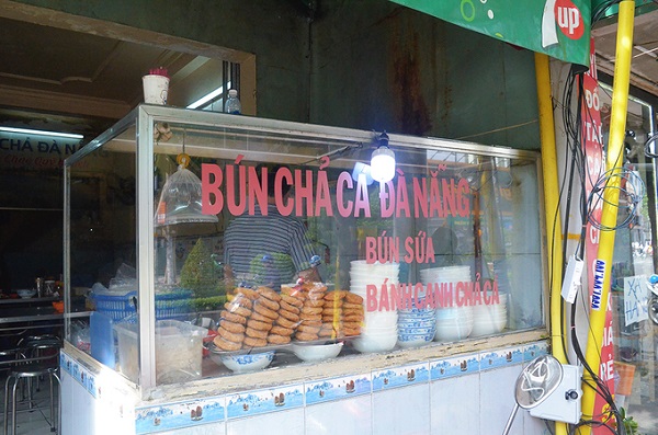 Trên đường Phan Xích Long (quận Phú Nhuận), có một quán bán bún vị Đà Nẵng gần 17 năm nay. Mặt tiền của quán là chiếc tủ kính dùng để chứa các dụng cụ, vật liệu nấu nướng. Không gian quán sực nức mùi thơm của nồi nước lèo.