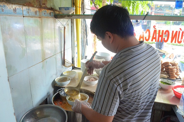 Sức hút của quán nằm ở món bún chả cá, chủ quán sẽ chế biến tùy theo yêu cầu của khách. Chả cá lấy từ Đà Nẵng, bún tươi làm trong ngày.