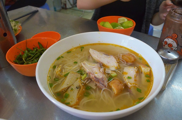 Bún sau khi được trụng sẽ xếp vào tô, bên trên là chả cá, sứa, cá thu (tùy khách gọi)... và chan nước dùng đẫm màu cà chua. Nhờ được thêm thắt gia vị theo bí quyết riêng và hầm với xương, nước lèo được nhiều người đánh giá là đúng vị miền Trung.