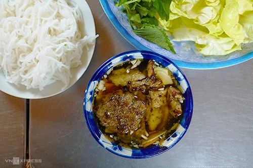 Suất bún chả Hà Nội giá 40.000 đồng tại quán 25 năm ở Sài Gòn
