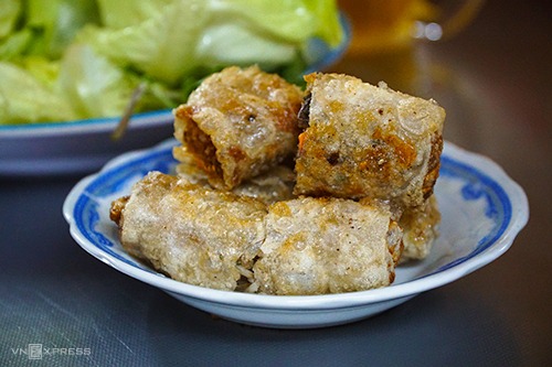 Chả giò kèm bún chả Hà Nội giá 45.000 đồng một suất