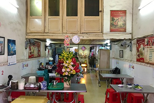 Không gian quán bún chả Hà Nội ở Sài Gòn sạch sẽ, mở cửa từ 7h đến 16h