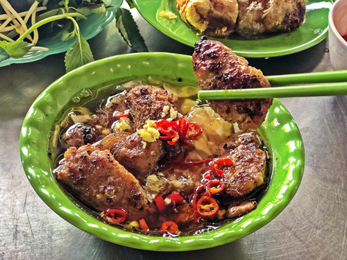 Miếng chả nướng trong suất bún chả nem vuông chín vừa đủ độ, hơi sém.