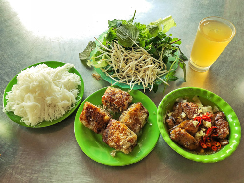 Quán bún chả, nem vuông mở cửa tới tối muộn ở Hà Nội