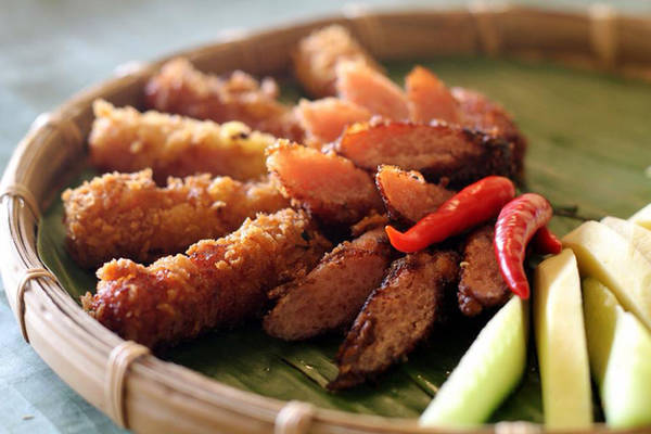 Nem chua rán của quán là món khoái khẩu của nhiều thực khách Sài Gòn