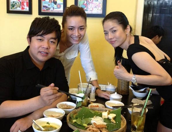 Ca sĩ Quang Lê và nữ hoàng phòng trà Lệ Quyên trong một lần ghé quán.
