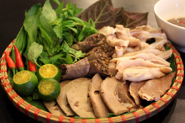 Ngoài bún đậu, thực khách còn mê lòng lợn luộc hoặc chiên giòn chấm mắm tôm được pha với công thức đặc biệt. Ngoài cửa hiệu chính ở đường Hồng Hà quận Tân Bình, hiện quán còn có thêm chi nhánh tại trung tâm 1, luôn thu hút thực khách, nhất là giới showbiz.