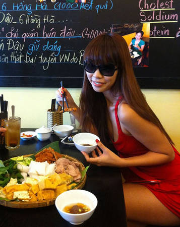 Siêu mẫu Hà Anh tạo dáng chụp ảnh khi đang dùng bún đậu.