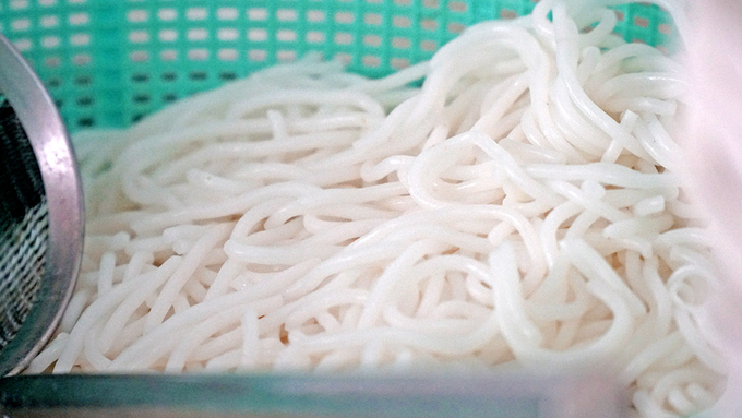 Quán bún mắm quận 4 mở cửa từ 9h đến 21h, trung bình bán hơn 100 kg bún mỗi ngày